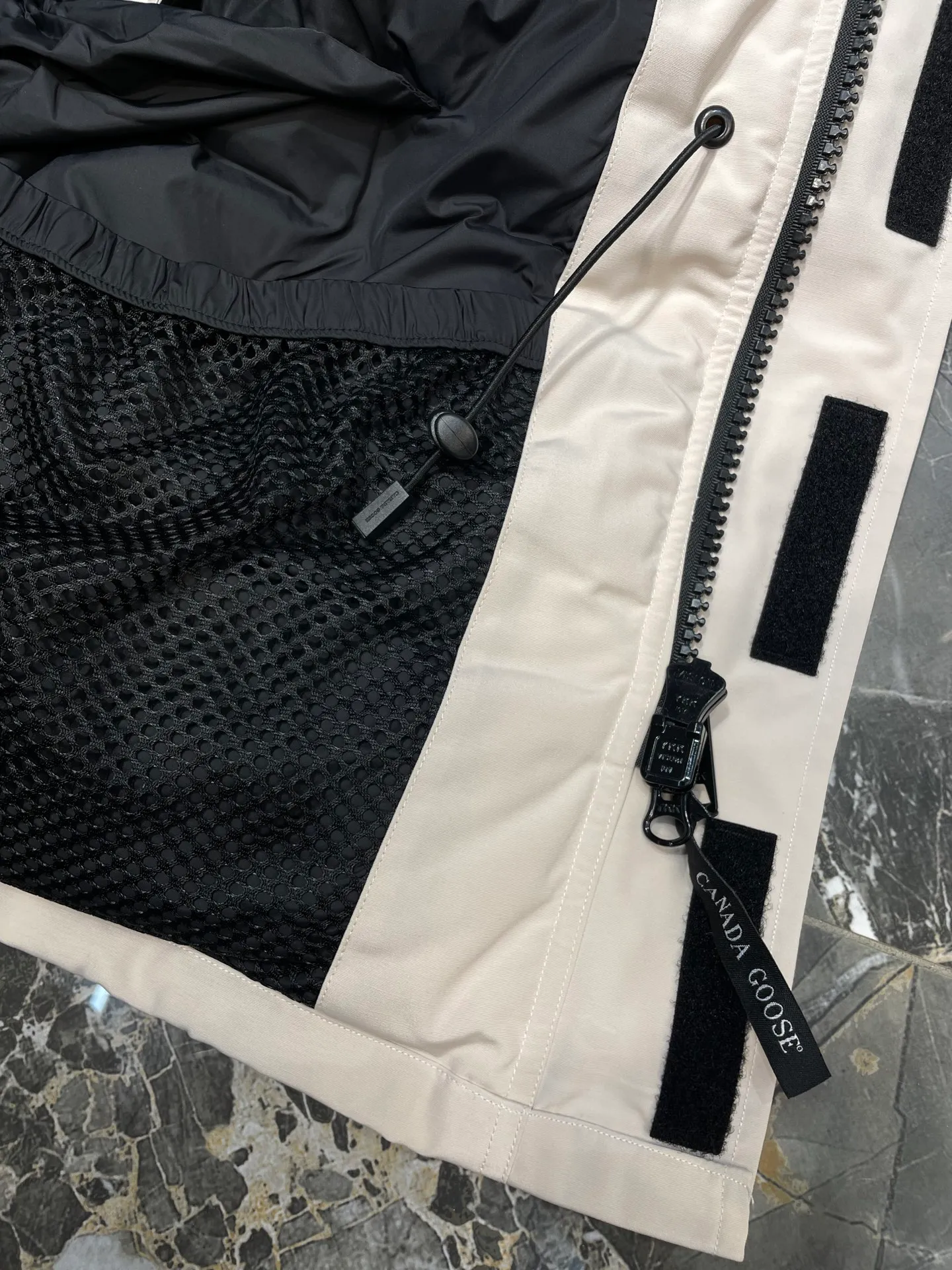 P910 special version 🌟 🇨🇦CANADA GOOES 24 new models 08 models/couple models Factory direct supply: supplying global purchasing agents, micro-business, entities, Tmall, high-end stalls and studio cooperation, free shipping! Canada Goose Expedition Parka 2008 is the same style for men and women. It is mid-length and the most timeless classic. All Arctic and Antarctic scientific expedition teams choose Canada Goose as their cold-proof equipment. It is the Rolls-Royce of down jackets. ➖ Industry-leading anti-counterfeiting chip sensing. ➖ Imported Behringer embroidery machines and customized embroidery labels, the highest level and industry leading. ➖ Imported Korean 21-count polyester-cotton blended original fabric, TC85 waterproof coated fabric, water-repellent, windproof and wear-resistant. ➖ The new national standard 80 white duck down is filled with an average of 520 grams of down. The amount of down filled is industry-leading. ➖ 100% nylon lining with double double-layer sealing design to prevent velvet running, and seamless thread design on the cuffs! ➖ Western Canadian Green Wolf Collar. ➖ Yoshida YKK provides original factory-customized electroplated sliders. YKK two-way lockable zippers are tight and smooth and do not peel off paint. ➖ 3M composite Velcro is durable and the accessories and hardware are all custom-made. Note: Our copywriting is only simple and clear. Instead of bragging about the copywriting, it is better to compare and understand with samples. Only for the purest goose, the most dedicated, the most professional, the highest quality, the highest cost performance!  Size:XS-XXL